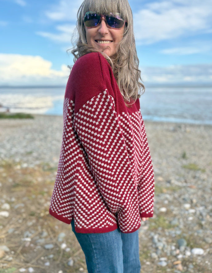 Heidekonigin Zig Zag Pullover in Berry and Winter White