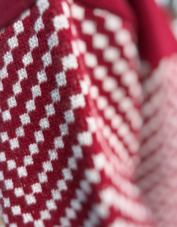 Heidekonigin Zig Zag Pullover in Berry and Winter White