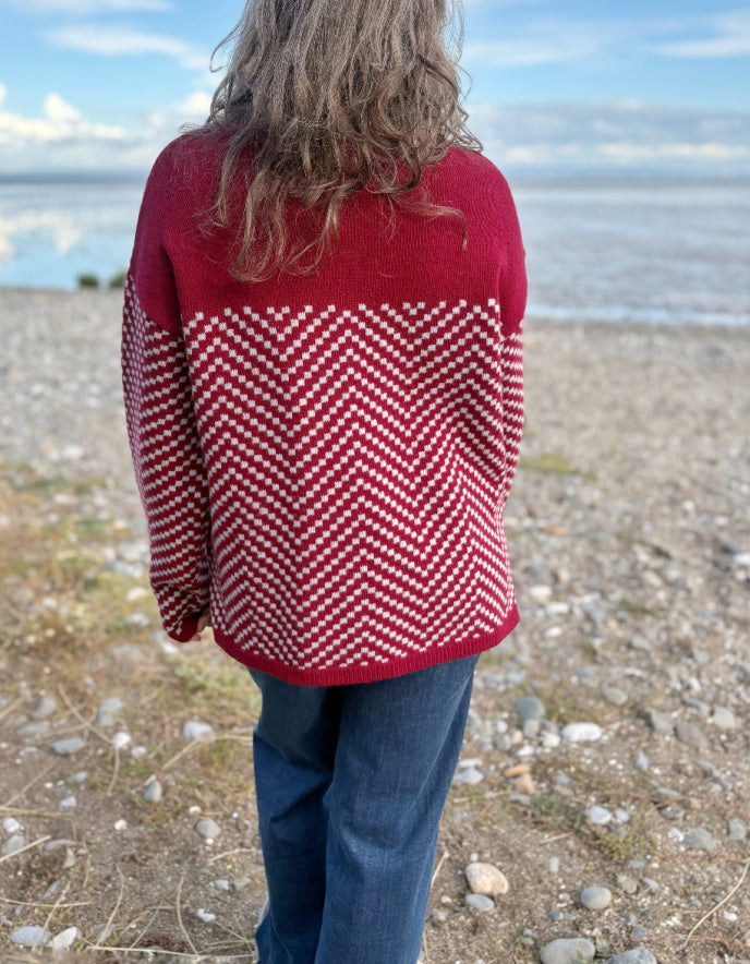 Heidekonigin Zig Zag Pullover in Berry and Winter White