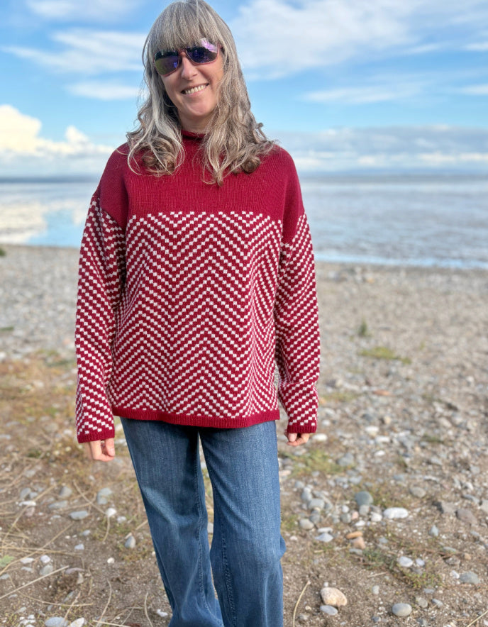 Heidekonigin Zig Zag Pullover in Berry and Winter White