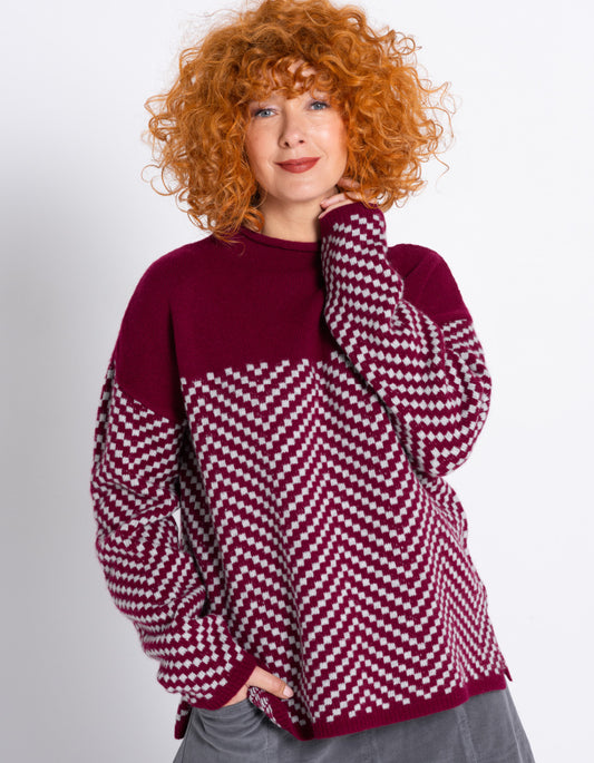 Heidekonigin Zig Zag Pullover in Berry and Winter White