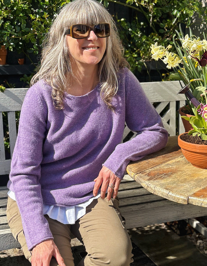 short lambswool jumper with round neckline in softy shade of light purple