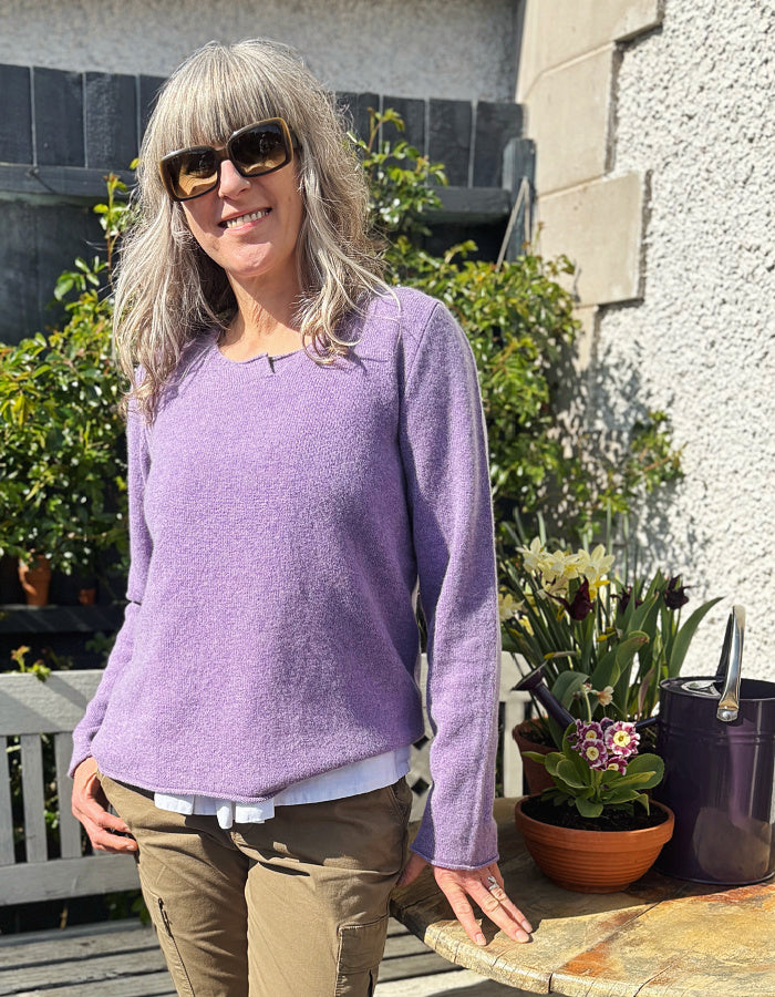 short lambswool jumper with round neckline in softy shade of light purple