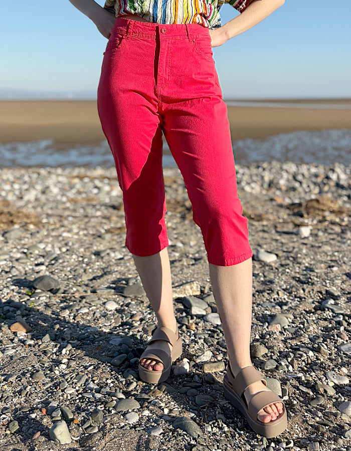 red cotton capri trousers