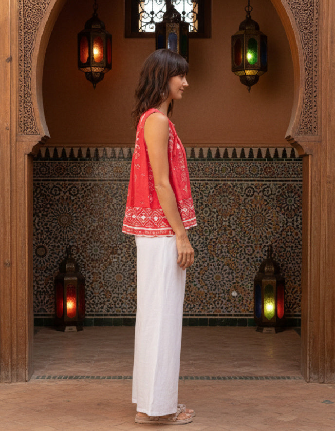 woman wearing red cotton sleeveless top in temple