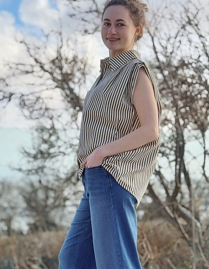 black and white striped sleeveless shirt ion cotton seersucker fabric with an oversized fit