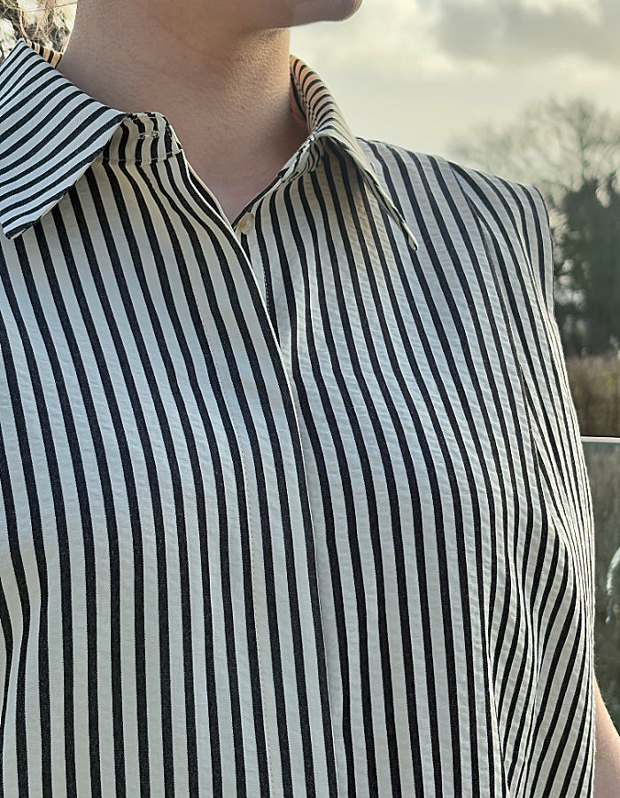 black and white striped sleeveless shirt ion cotton seersucker fabric with an oversized fit