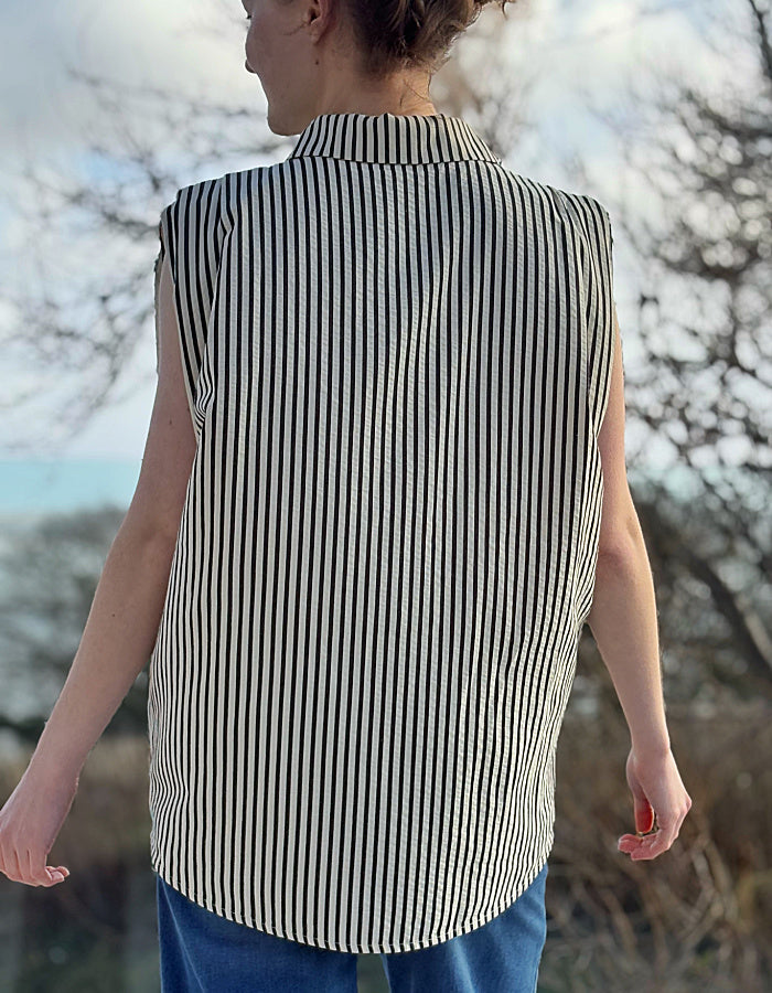 black and white striped sleeveless shirt ion cotton seersucker fabric with an oversized fit