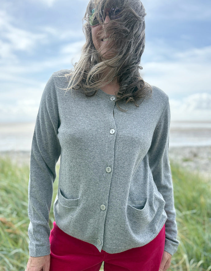 woman wearing great cashmere blend grey cardigan with pink  jeans