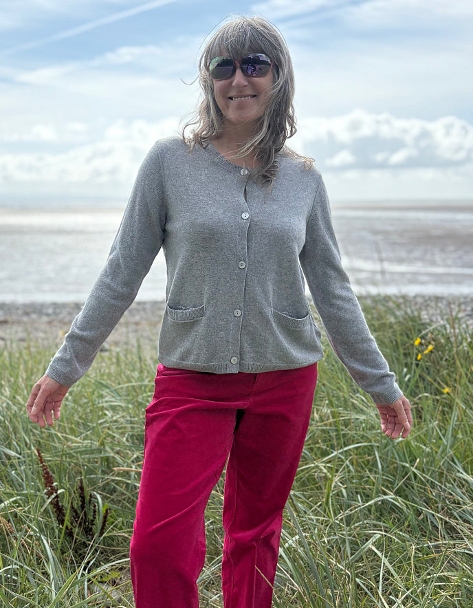 woman wearing great cashmere blend grey cardigan with pink  jeans