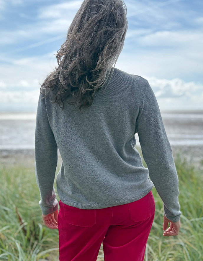 woman wearing great cashmere blend grey cardigan with pink  jeans