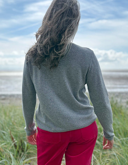 woman wearing great cashmere blend grey cardigan with pink  jeans