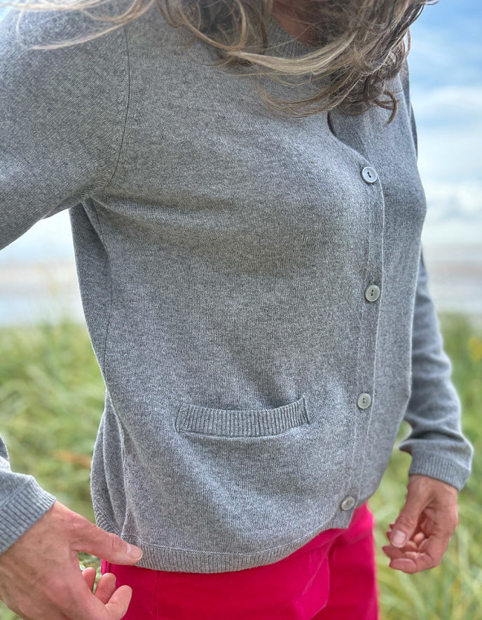 woman wearing great cashmere blend grey cardigan with pink  jeans