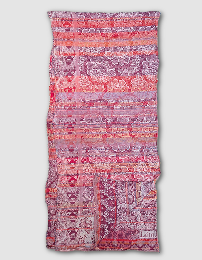 French jacquard scarf in pink with lion print