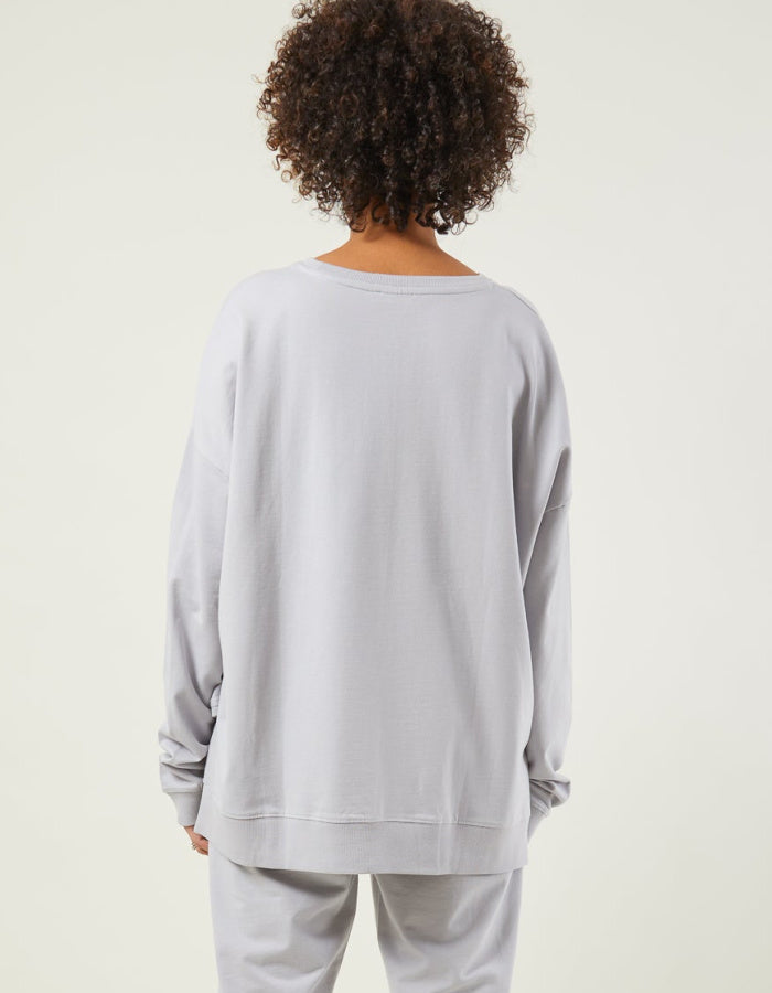 loose fit one size lightweight sweatshirt in silver with high low hemline