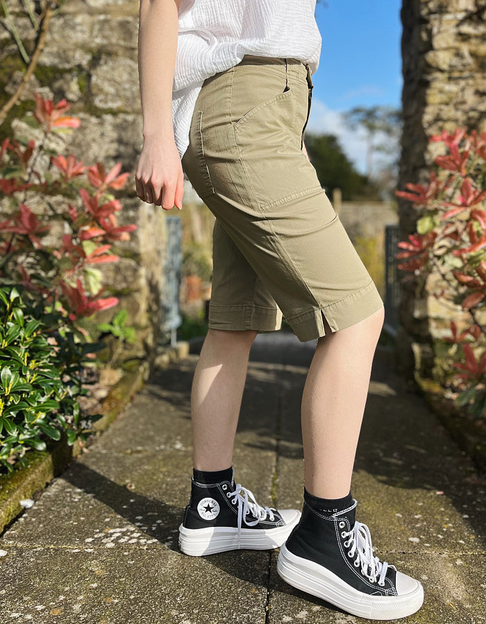 knee length cotton twill Bermuda shorts in khaki with to front pockets and two rear pockets