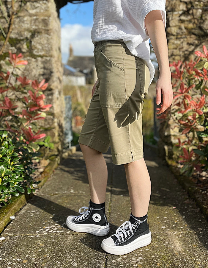 knee length cotton twill Bermuda shorts in khaki with to front pockets and two rear pockets