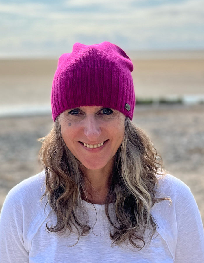 Kusan Cashmere & Wool Beanie in Magenta