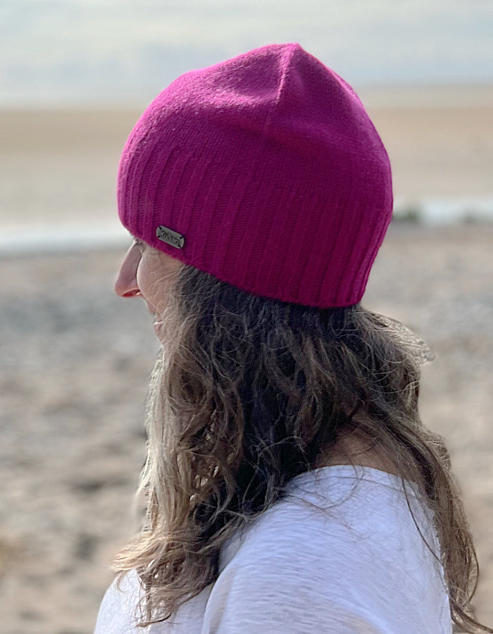 Kusan Cashmere & Wool Beanie in Magenta