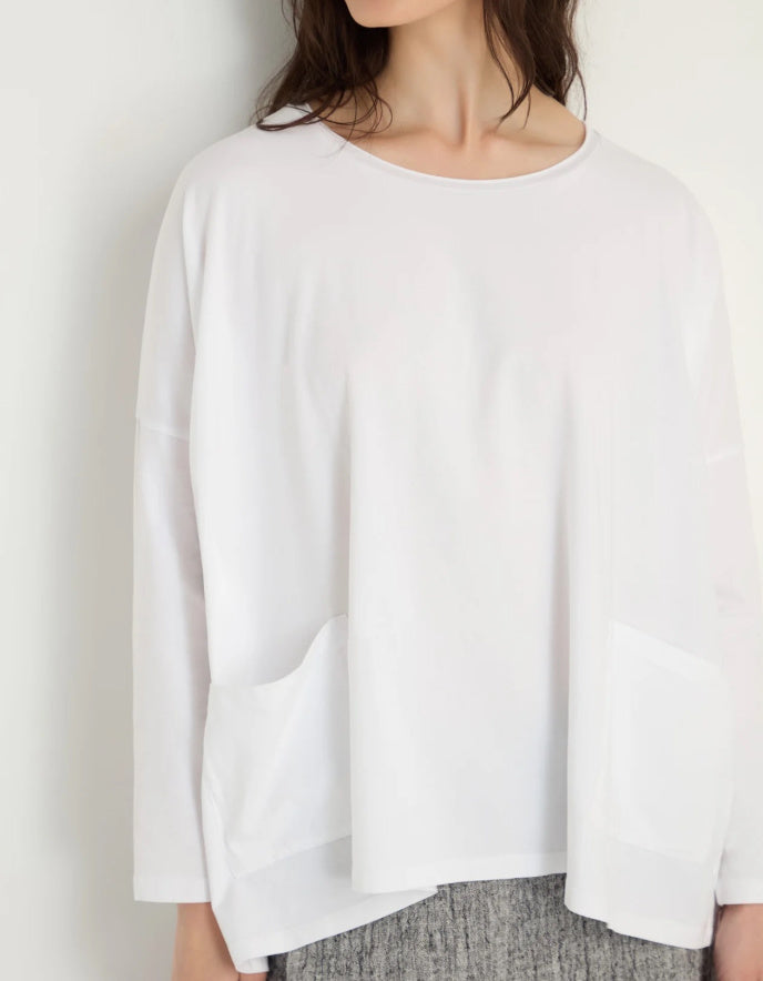 woman wearing oversized cotton jersey white t shirt