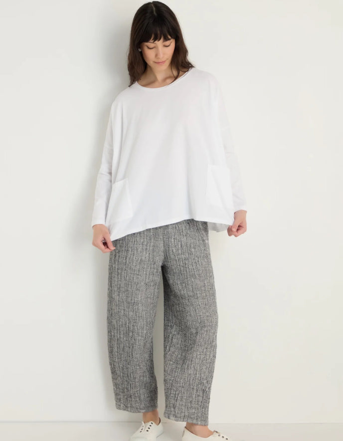 woman wearing oversized cotton jersey white t shirt