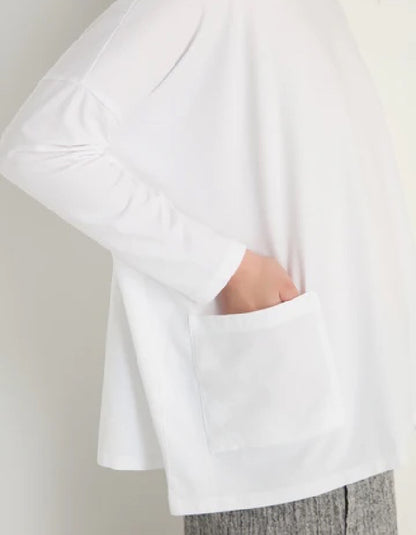woman wearing oversized cotton jersey white t shirt
