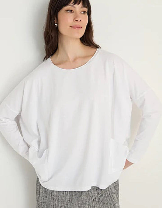 woman wearing oversized cotton jersey white t shirt