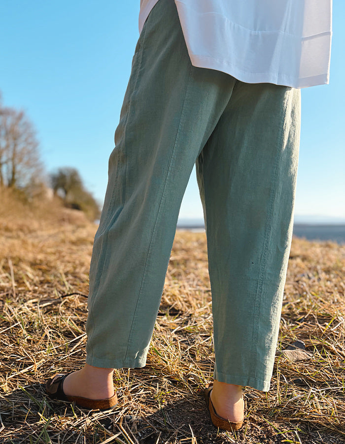 Vetono Slim Linen Trousers in Rosemary