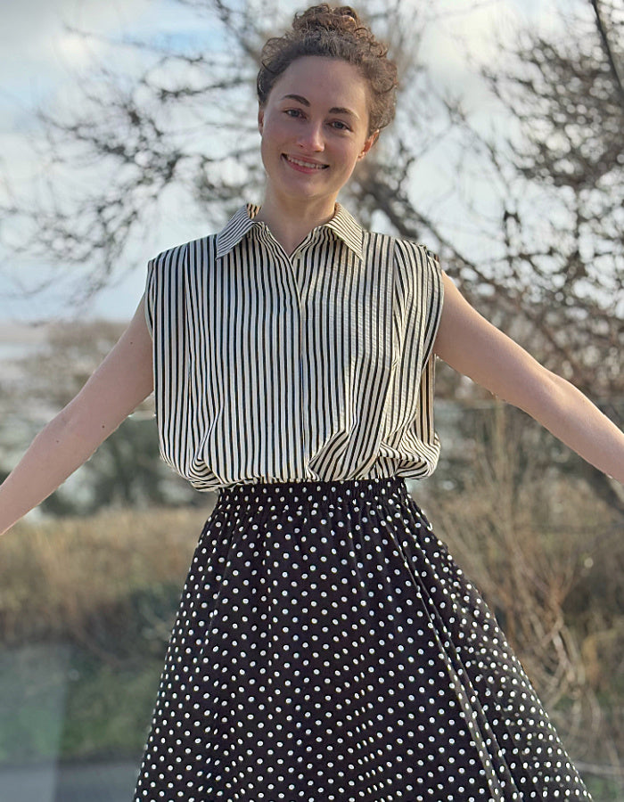 black and white striped sleeveless shirt ion cotton seersucker fabric with an oversized fit