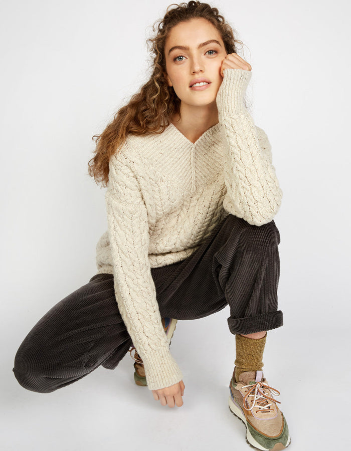 v-neck cable sweater in natural chalk colour with flecks made from wool and cashmere